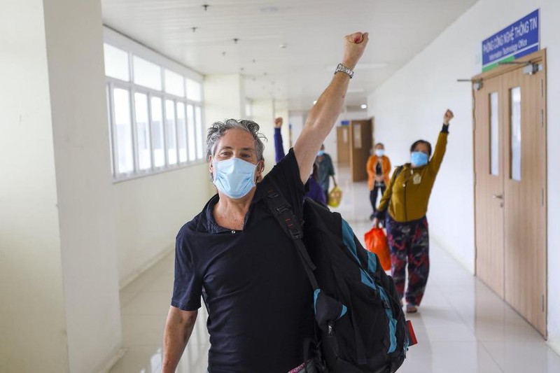 Bệnh nhân COVID-19 nặng người nước ngoài xuất viện: 'Tôi rất hạnh phúc'